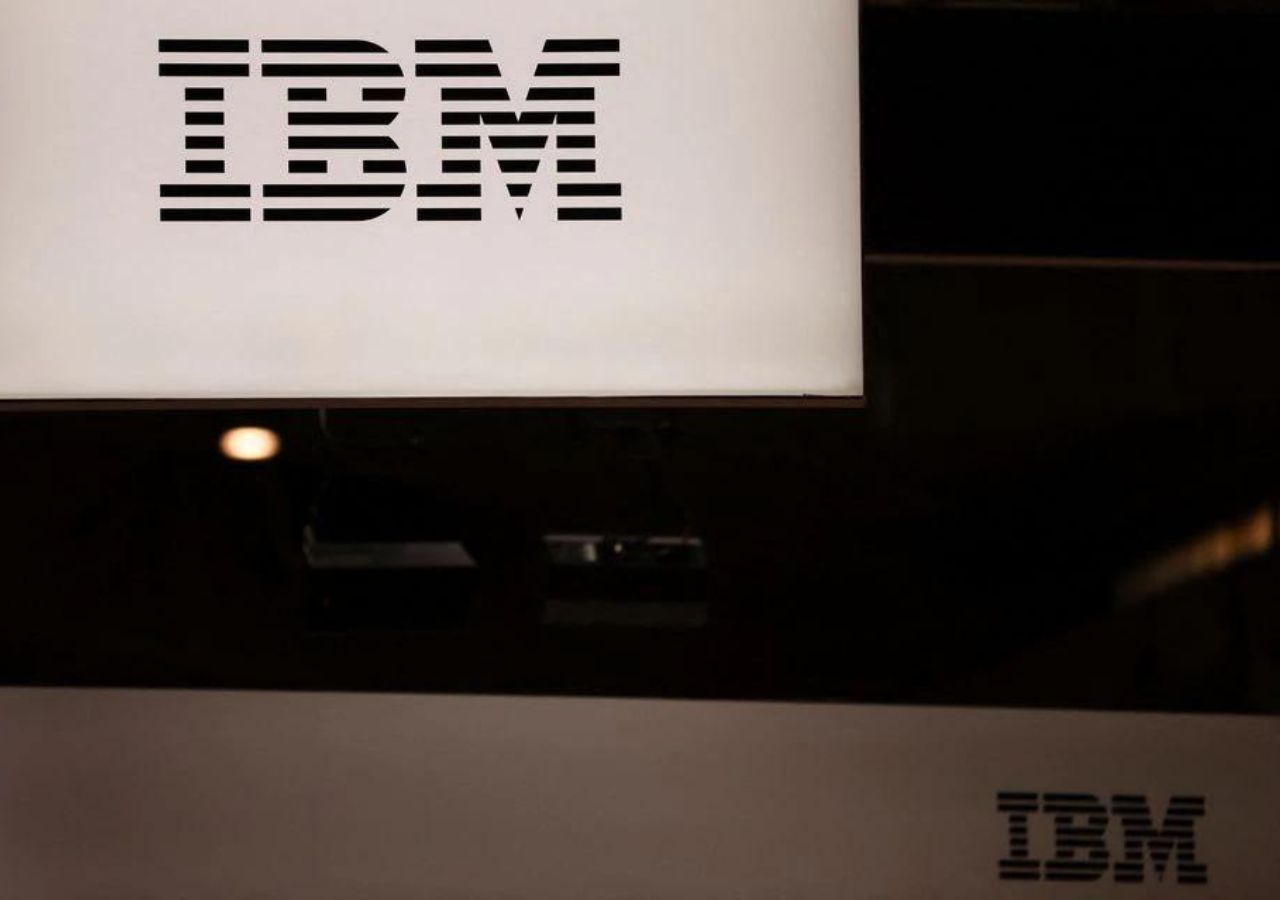 IBM تتجه إلى الاستغناء عن مئات الوظائف نتيجة لتقدم تقنيات الذكاء الاصطناعي