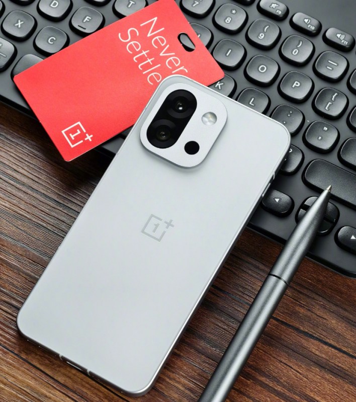 مبيعات OnePlus 13T القوية تعكس نمو الطلب على الهواتف الفاخرة المدمجة